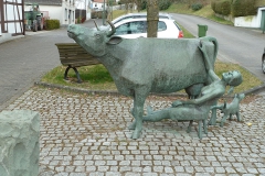 Warstein-Belecke_Kuh-Skulptur_Altstadt